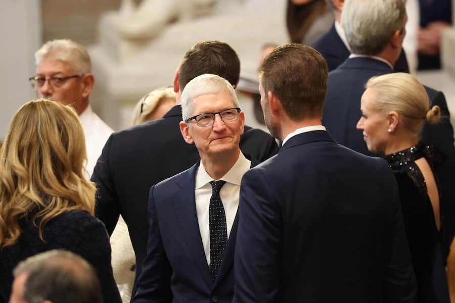 <p>WASHINGTON, DC - JANUARY 20: CEO of Apple Tim Cook (C) speaks with Eric Trump and Lara Trump during the inauguration of U.S. President Donald Trump in the Rotunda of the U.S. Capitol on January 20, 2025 in Washington, DC. Donald Trump takes office for his second term as the 47th president of the United States. Kevin Dietsch/Getty Images/AFP (Photo by Kevin Dietsch / GETTY IMAGES NORTH AMERICA / Getty Images via AFP)</p>