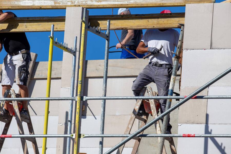 <p>Die Bedingungen des EU-Pakets bezüglich EU-Firmen, die in der Schweiz Aufträge fassen, sollen durch innenpolitische Massnahmen abgefedert werden.</p>