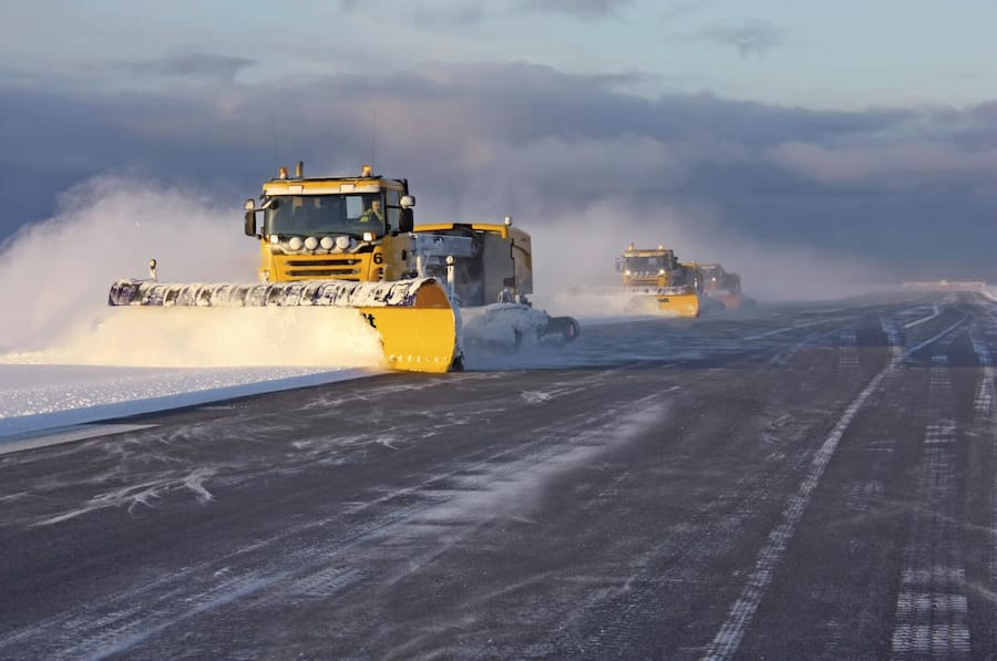<p>Aebi Schmidt verkauft unter anderem Schneeräum-Fahrzeuge für Flughäfen, wie das hier gezeigte Schmidt-TJS-Kehrblasgerät.</p>