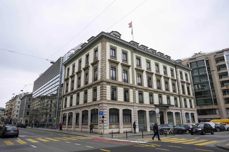 <p>Der aktuelle Hauptsitz an der Place des Alpes am Rand des Genfer Pâquis-Quartiers. Das repräsentative historische Gebäude mit dem Neubau aus Glas ist laut Geschäftsleitung für die 150 Personen zu gross und zu teuer.</p>