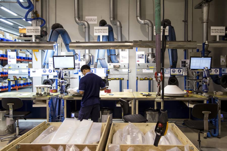 <p>Ist es realistisch, dass wieder mehr Autofabriken und Produktionsstandorte für andere Industriegüter entstehen?</p>