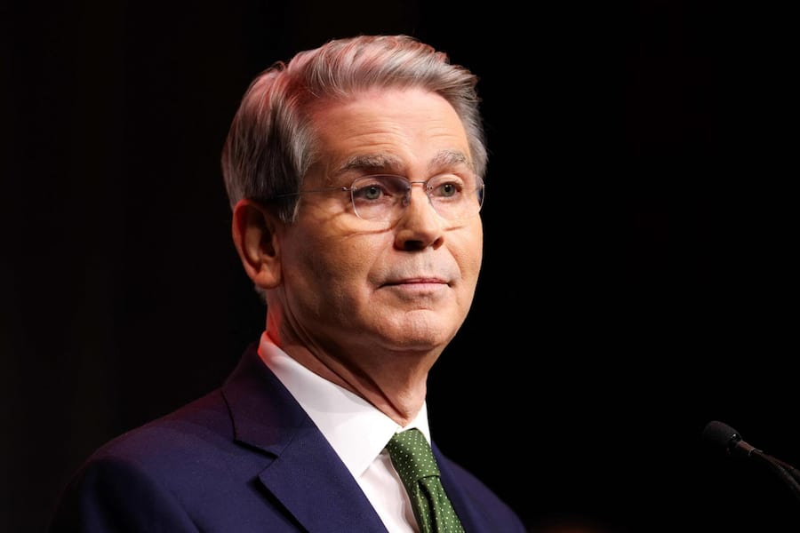 <p>US-Finanzminister Scott Bessent ist zuversichtlich, dass die radikale Zollstrategie von US-Präsident Donald Trump zum beabsichtigten Ziel führt: wiederhergestelltes Gleichgewicht im Welthandel.</p>