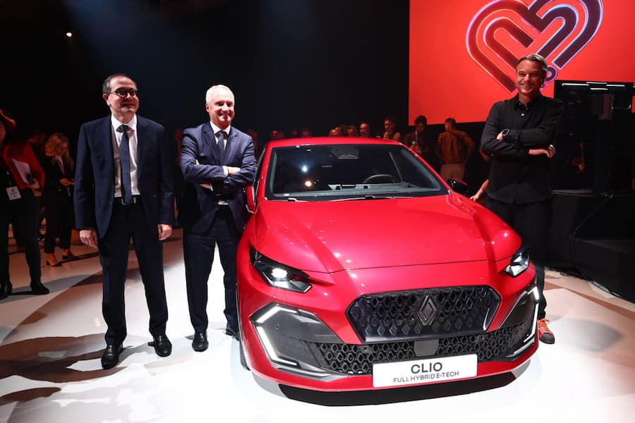 <p>Renaults Konzernchef François Provost (links), Markenchef Fabrice Cambolive (Mitte) und Chefdesigner Laurens Van Den Acker (rechts) posieren stolz vor der sechsten Auflage des Clio auf der IAA.</p>