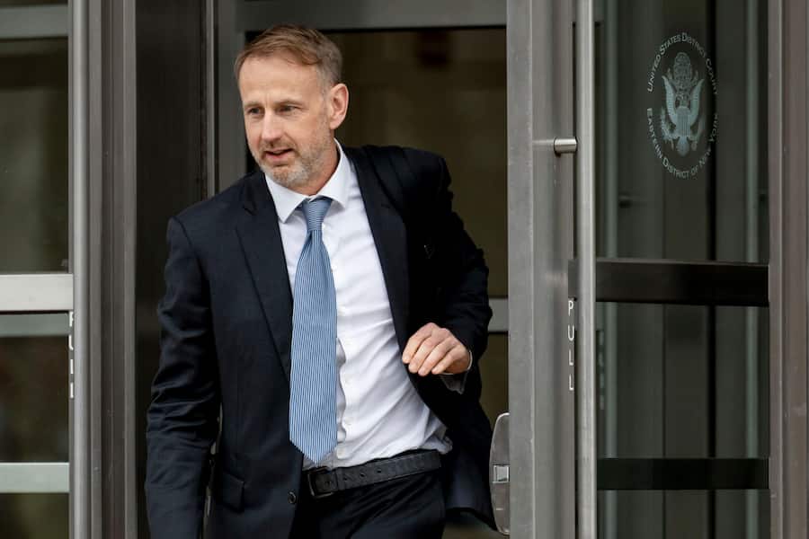 <p>Vor Gericht trägt er nach wie vor Krawatte: Andrew Pearse im März 2026 beim Verlassen des Gerichtsgebäudes in New York.</p>