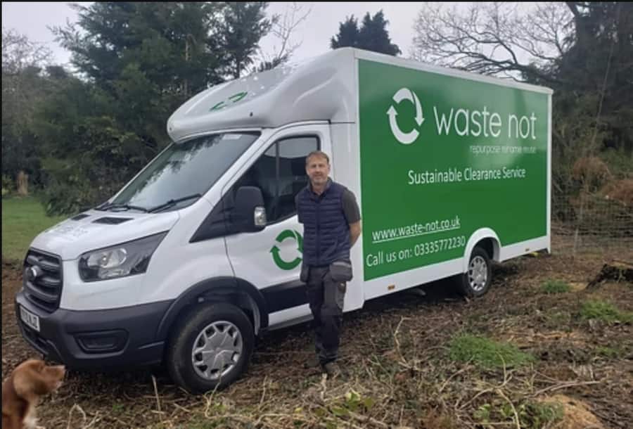 <p>Seine Firma besteht aus zwei Personen: Andrew Pearse vor seinem Lieferwagen.</p>