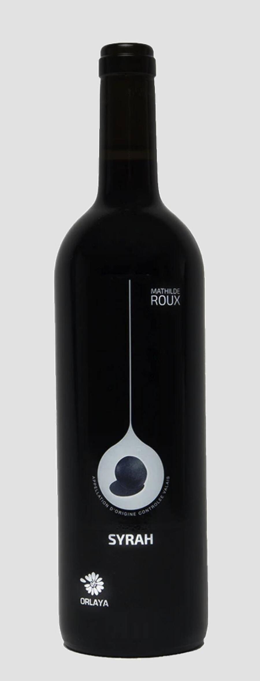 <p>La Syrah de la Cave de L'Orlaya est un vin rouge puissant et élégant, élevé 18 mois en barrique. Au nez, ce vin révèle des arômes frais de menthol et d’eucalyptus, accompagnés de notes poivrées et fruitées de cassis. En bouche, il combine puissance et finesse, avec des tanins bien intégrés. Les saveurs de fruits noirs et d’épices dominent, offrant une finale remarquablement longue et harmonieuse.
Quelle:
https://lagrappe.ch/products/syrah-cave-de-lorlaya
</p>