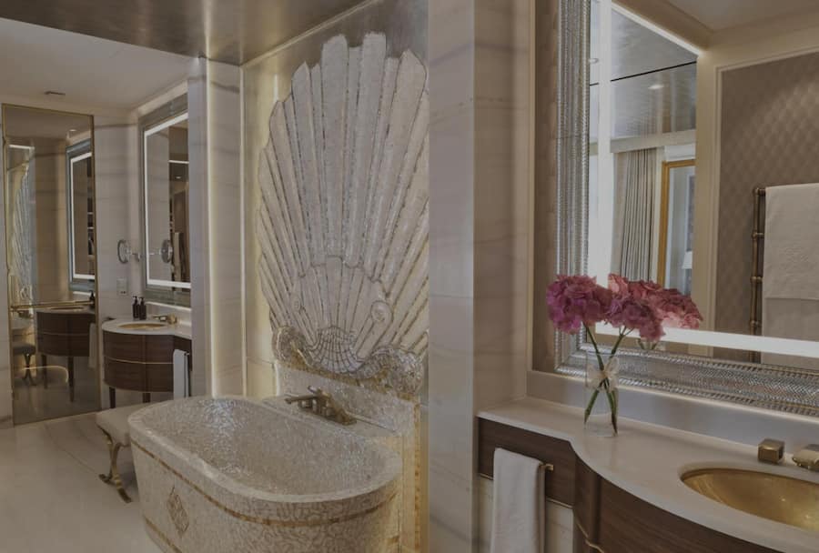 <p>Die Badewanne ist ein besonderes Highlight der Suite.</p>