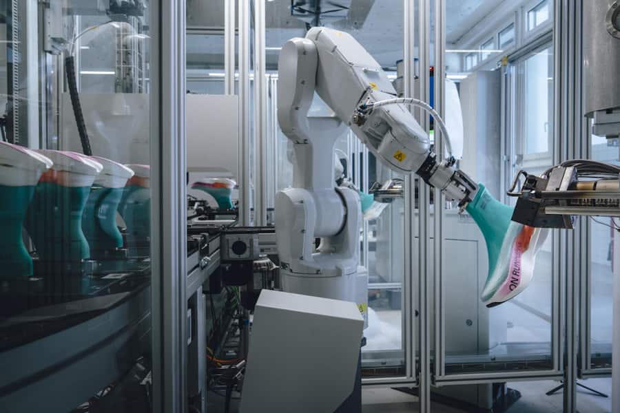 <p>Der Roboter sprüht den Schuh auf den Leisten (in Türkis).</p>