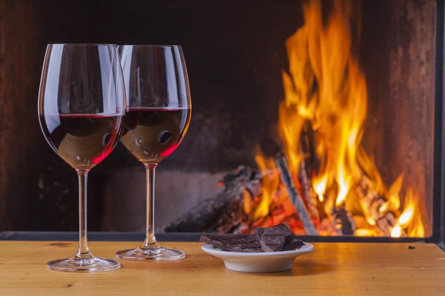 <p>Amarone und Recioto gelten als Winterweine. Ein prasselndes Kaminfeuer, Recioto und dunkle Schokolade versüssen lange Abende.</p>