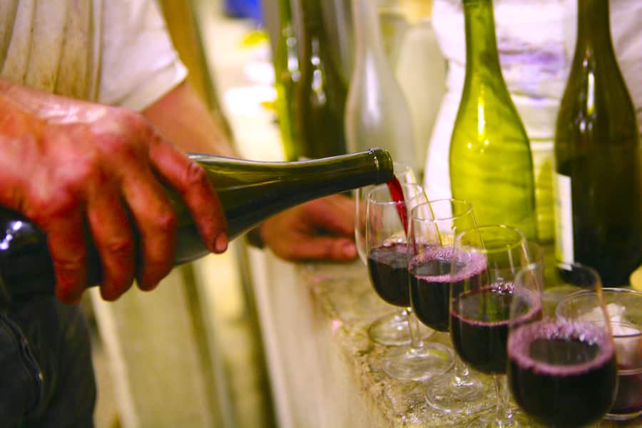 <p>Purpurrot mit einer feinen Kirschnote und ohne Gerbstoffe. Den Gamay-Trauben für Beaujolais Nouveau wird mit einem speziellen Gärverfahren die rote Farbe in den Beerenhäuten entzogen. Die Kohlensäuremaischung extrahiert keine Gerbstoffe, der Wein ist schnell trinkfertig.</p>