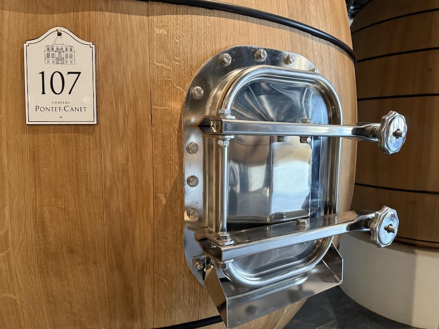 <p>Château Pontet Canet in Pauillac. Jede Sorte, die Trauben jeder einzelnen Parzelle wird separat vinifiziert und gärt auf in grossen Holzfässern auf der Maische. </p>