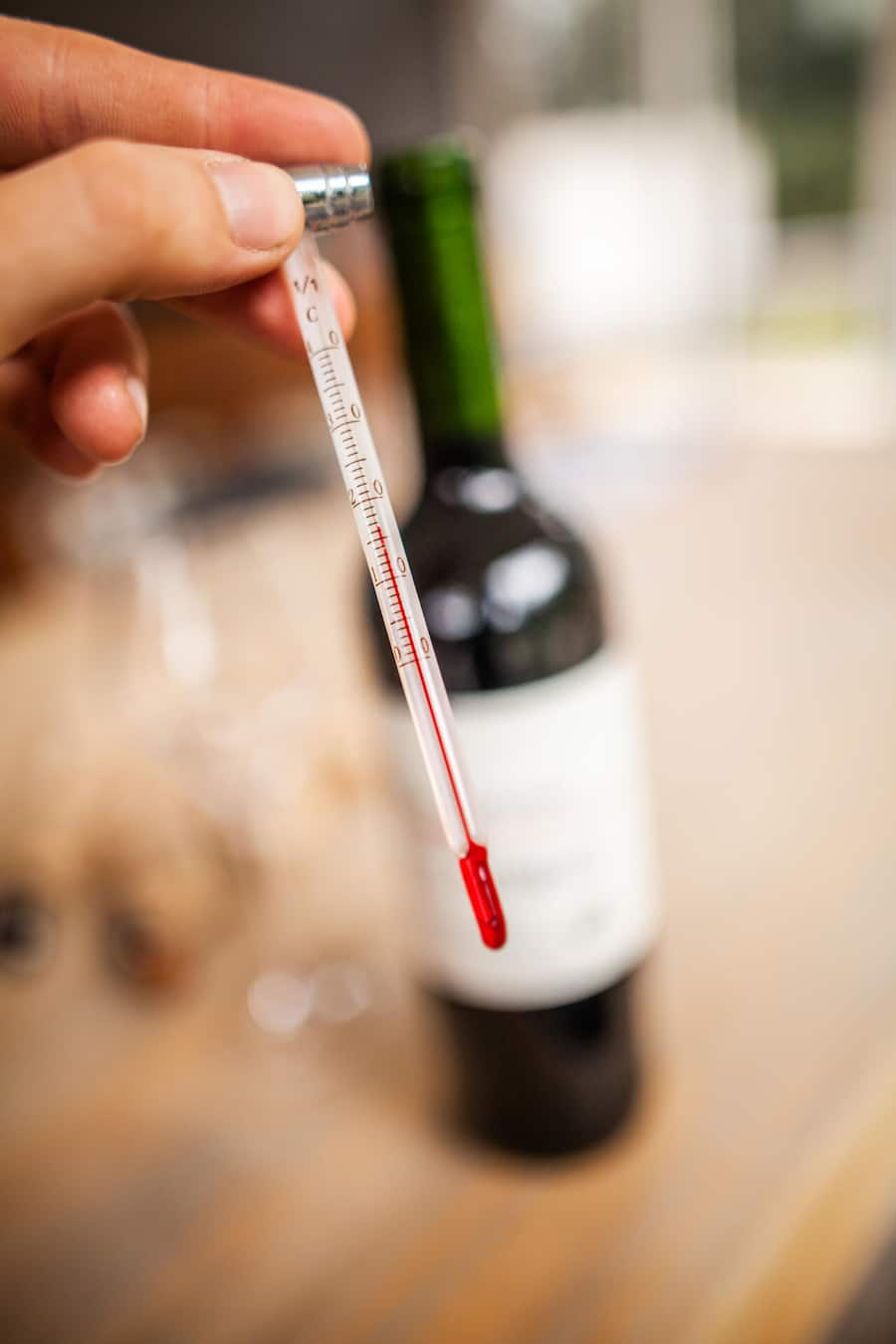 <p>Die ideale Temperatur für reife Rotweine liegt bei 18 Grad Celsius. Nicht vergessen: Kerzen und warme Speisen auf dem Tisch erwärmen Wein im Glas schneller als gedacht.</p>