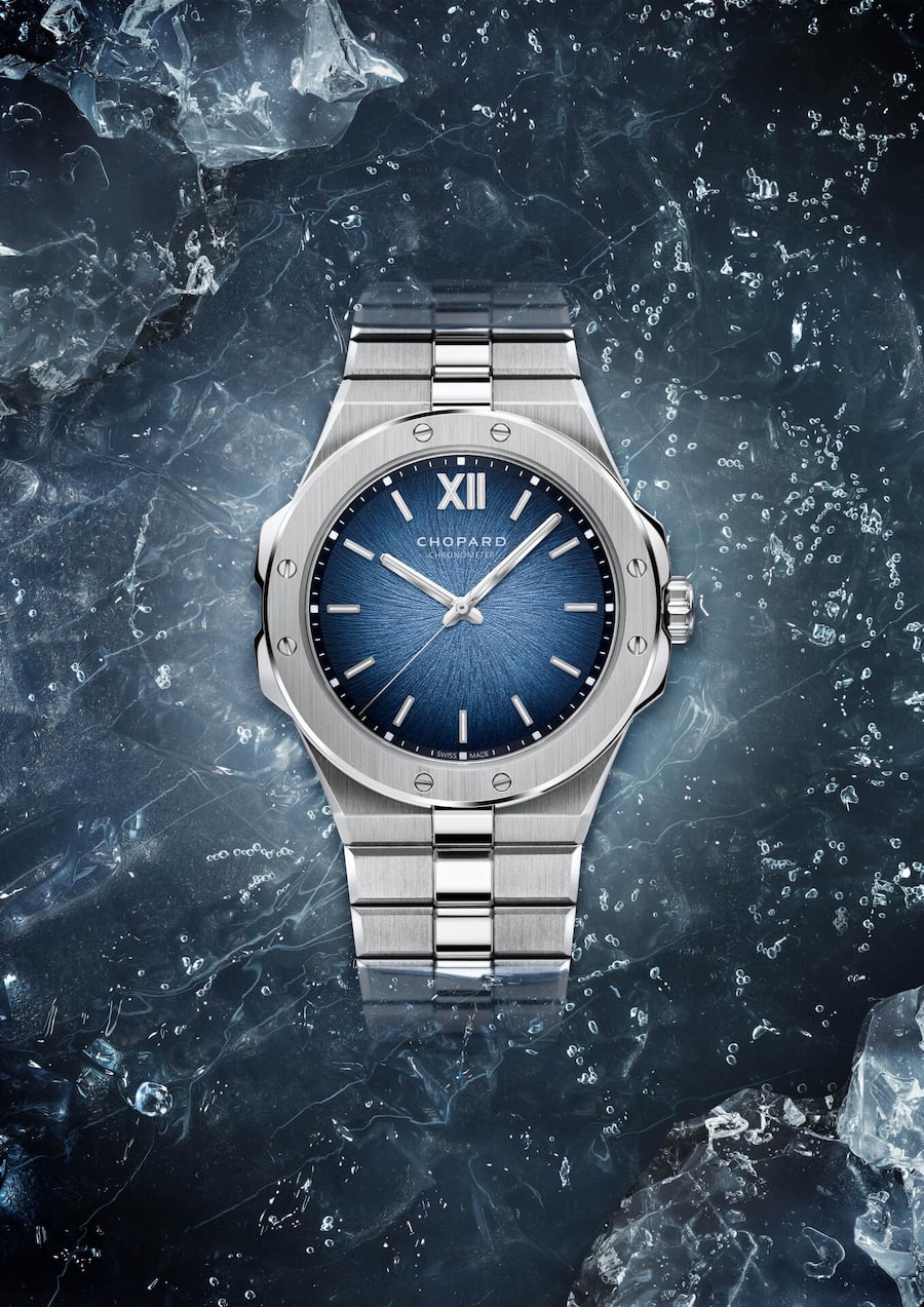 <p>Alpine Eagle Platinum</p>
<p>Chopard erweitert seine Sportuhrenkollektion Alpine Eagle um eine Platinversion, die dasultraflache 41-XP-Gehäuse mit einem neu geformten Armband kombiniert. Preis auf Anfrage.</p>