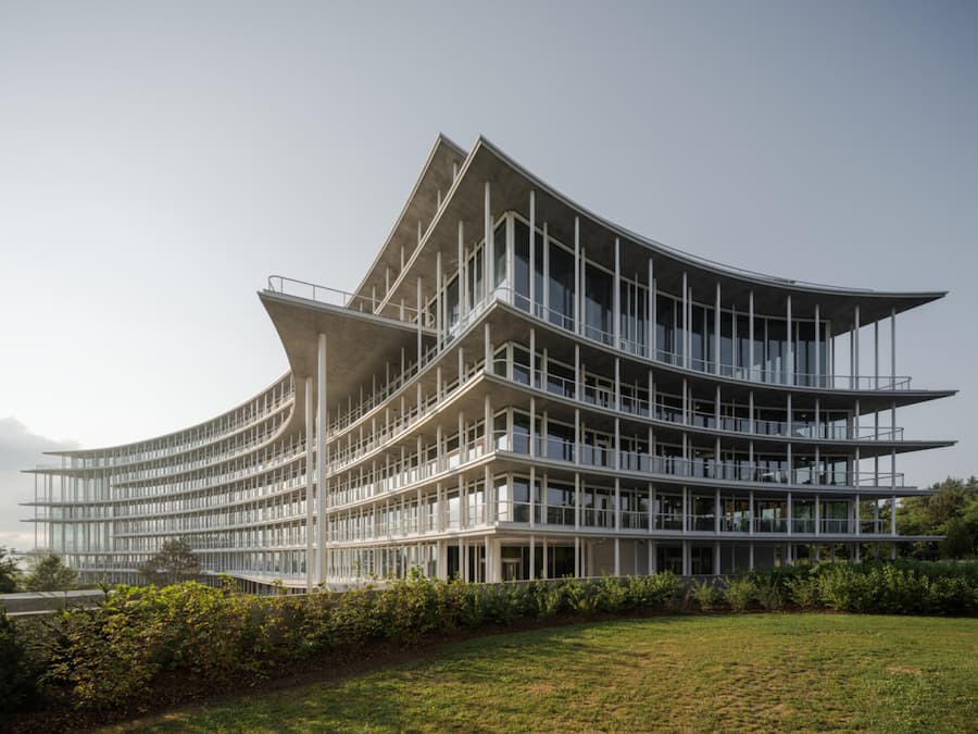 <p>Lombard Odier eröffnete im September ihren neuen Hauptsitz in Genf. Der Entwurf für das avantgardistische Gebäude in Bellevue, Genf, stammt von Herzog & de Meuron. Am neuen Hauptsitz vereint Lombard Odier unter einem Dach mehr als zweitausend Mitarbeitende, die zuvor an sechs Genfer Standorten tätig waren.</p>