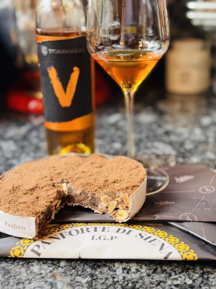 <p>Panforte stammt aus der toskanischen Stadt Siena. An Weihnachten (und auch sonst) wird dazu Vin Santo getrunken.</p>