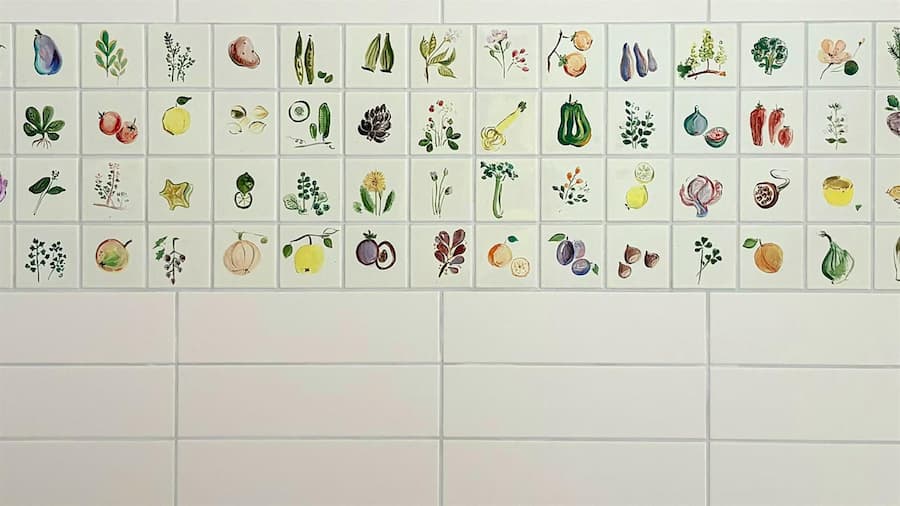 <p>Die Keramikfliesen wurden von Margrit Biever Mondavi handbemalt. Sie werden in die neue Küche des Hospitality-Bereichs integriert.</p>