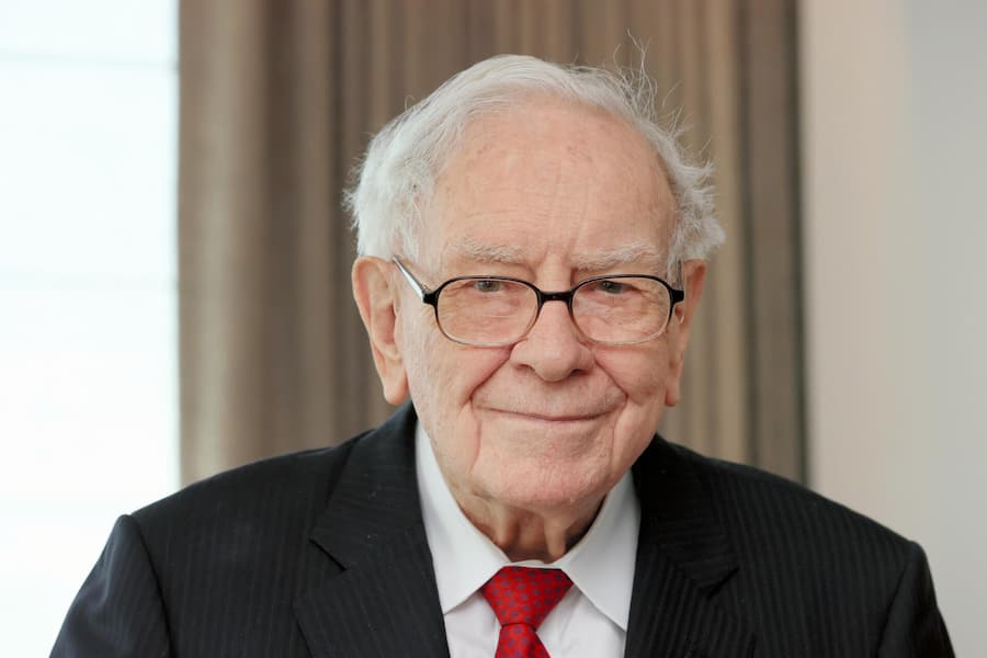 <p>Warren Buffett gilt als einer der erfolgreichsten Investoren der Welt; 2024 wurde sein Vermögen auf circa 147 Milliarden Dollar geschätzt.</p>