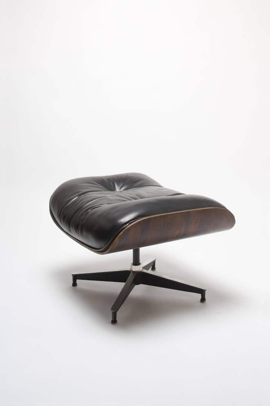 <p>Eames Lounge Chair Ottoman (671), 1956 for Herman Miller. Designer: Charles and Ray Eames PUBLICATIONxINxGERxSUIxAUTxONLY Copyright: xGxJacksonx 12528-40-1
Eames Lounge Chair OTTOMAN 671 1956 for Herman Miller Designers Charles and Ray Eames PUBLICATIONxINxGERxSUIxAUTxONLY Copyright xGxJacksonx 12528 40 1 </p>