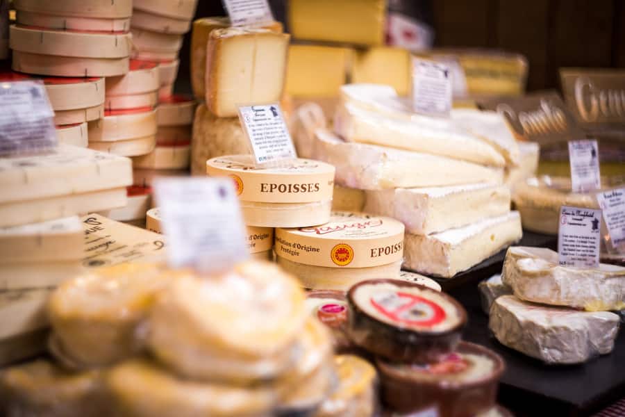 <p>Bei reifen Rotschmierkäsen funktioniert ein kräftiger Rosé oft besser als Rotwein.</p>