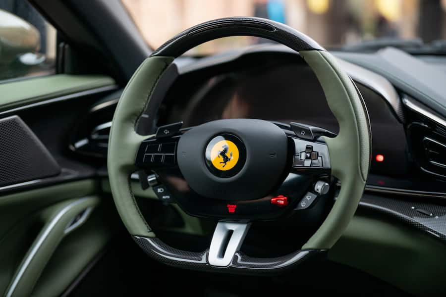 <p>Das Lenkrad der Purosangue hat mehr Knöpfe als der Controller einer Playstation. </p>