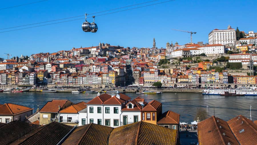 <p>Im Douro-Tal ist es heiss. Am Atlantik ist es kühler und feuchter. Hier reifen Portweine langsamer und konstanter. Das ist einer der Gründe, weshalb die Lagerhäuser berühmter Portwein-Produzenten in Vila Nova de Gaia vis-à-vis der Altstadt von Porto liegen.</p>