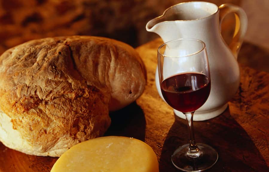 <p>Für Wein, Brot und Käse braucht es kein extravagantes Glas.</p>