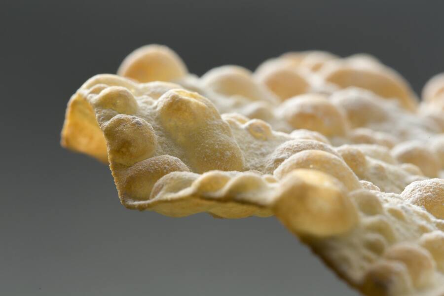 <p>Nach dem Frittieren wird das Gebäck mit Puderzucker bestreut – und die süsse Speise zur Fasnacht ist parat.</p>