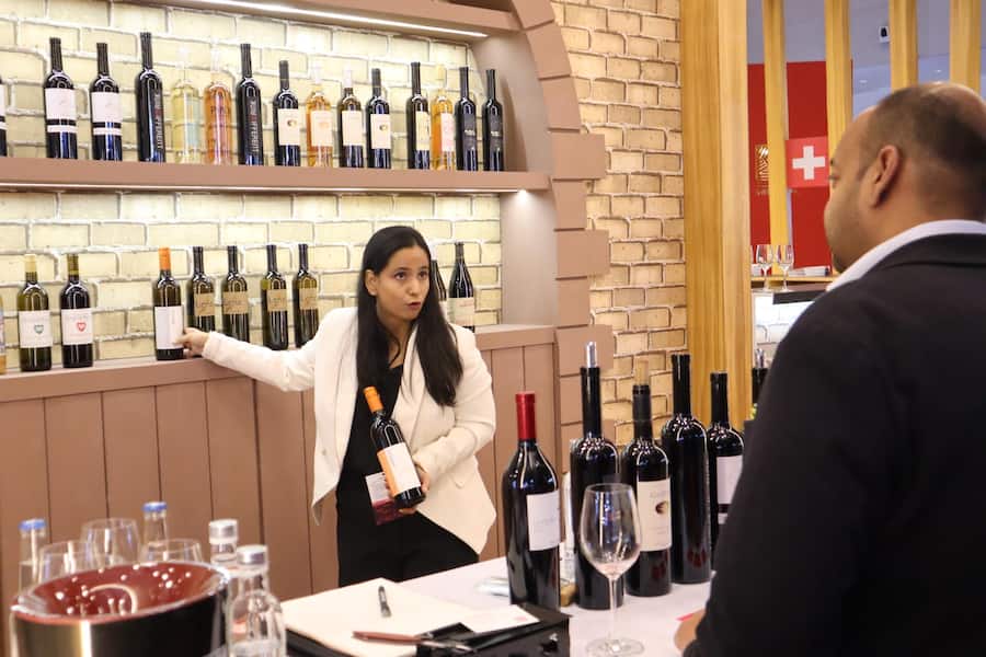 <p>Kriti Singh, die Swiss Wine Sommelière, präsentiert die Schweizer Weine in Mumbai.</p>