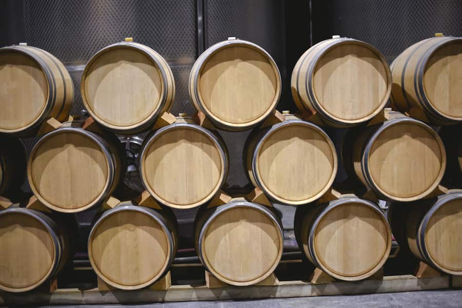 <p>Jede Sorte und oft auch jede Parzelle wird separat geerntet, gekeltert und ausgebaut. Erst dann werden die Weine zur Cuvée verschnitten. Vor der Abfüllung ruht der Wein noch eine Weile.</p>