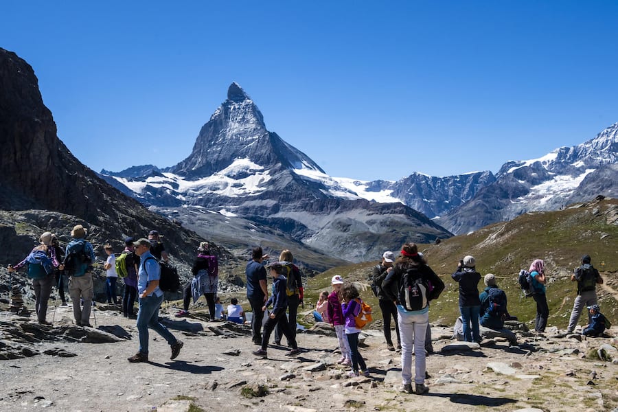 <p>Im Geschäftsjahr 2024/2025 verzeichnete die Destination Zermatt-Matterhorn 2,56 Millionen Logiernächte, wie Zermatt Tourismus auf Anfrage schreibt.</p>
