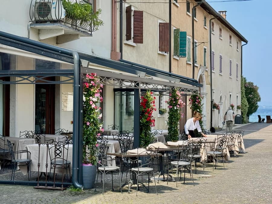<p>Trattoria am Hafen von Lazise. Etwas abseits vom See wachsen die Turbiana-Trauben für den weissen Lugana, der perfekt zu frittierten Fischen passt. </p>