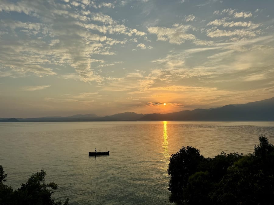 <p>Die Punta di San Vigilio am Ostufer des Gardasees ist der ideale Ort für einen Sundowner mit Bardolino Chiaretto.</p>
