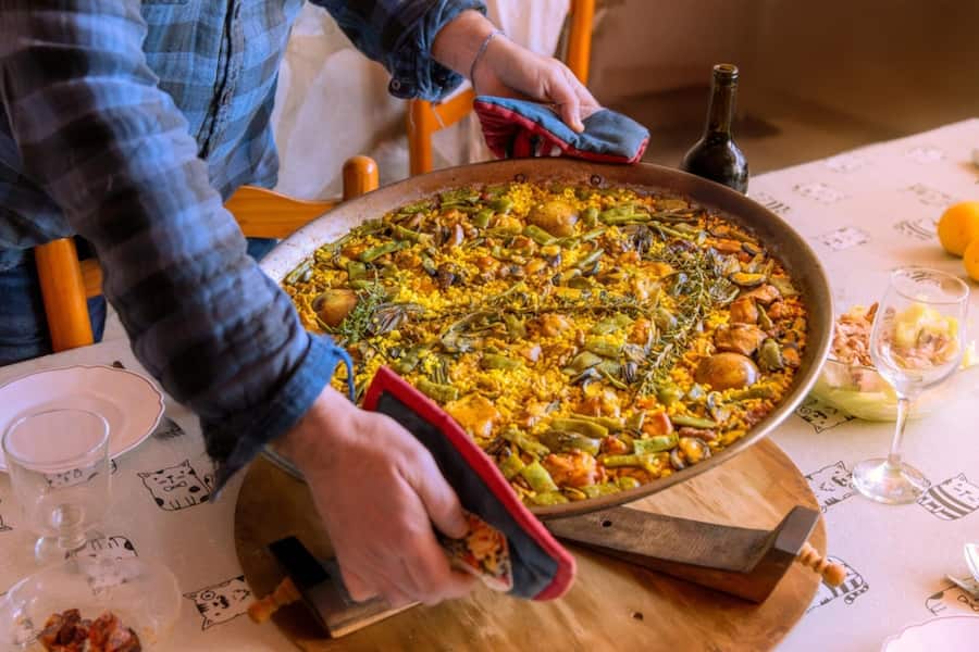 <p>Zur Paella Valenciana passt ein Glas Monastrell aus den Weinregionen Valencia, Alicante, Yecla und Jumilla. </p>