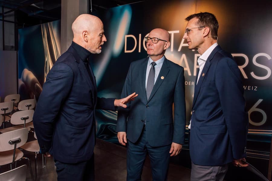 <p>Marc Walder, Ringier-CEO, im Gespräch mit Viktor Rossi, Bundeskanzler der Schweizer Eidgenossenschaft, und Christoph Aeschlimann, Group-CEO der Swisscom (v.l.).</p>