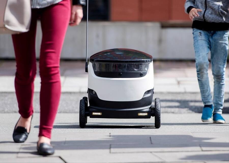 Der von der Firma The company Starship Technologies entwickelte Lieferroboter Hermes bei einem Test in Hamburg.