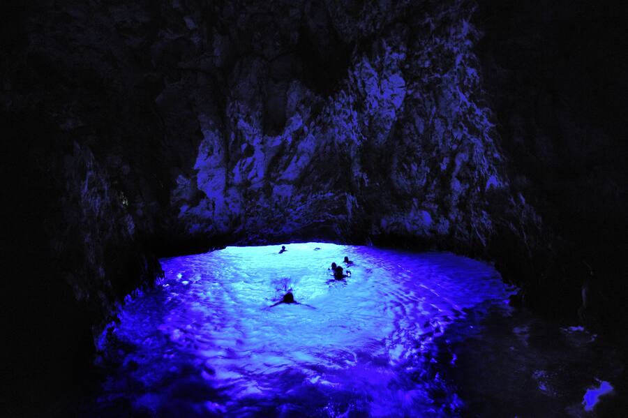 Kroatien Blaue Grotte, Bisevo, HR, 21.08.2012. Segeln auf einem Katamaran durch die Inselwelt Dalmatiens. Segelurlaub mit Kindern. Die blaue Grotte. Bisevo Dalmatien HR, Kroatien Copyright: argumx/xFalkxHellerCroatia Blue Grotto Bisevo HR 21 08 2012 sailing on a Catamaran through the Island world Dalmatia Sailing holiday with Children the Blue Grotto Bisevo Dalmatia HR Croatia Copyright argumx xFalkxHeller
