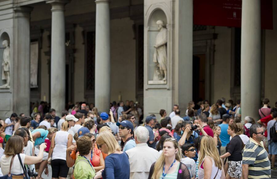 Touristen stehen vor den Uffizien, Florenz 22.07.2014. Florenz Italien PUBLICATIONxINxGERxSUIxAUTxONLY Copyright: xMichaelxGottschalkxTourists Stand before the Uffizi Gallery Florence 22 07 2014 Florence Italy PUBLICATIONxINxGERxSUIxAUTxONLY Copyright xMichaelxGottschalkx