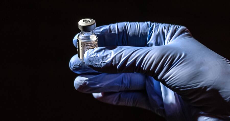 Comirnaty BioNTech/Pfizer Impfstoff in der Hand, dunkler Hintergrund Variante 1. *** Comirnaty BioNTech Pfizer vaccine in hand, dark background variant 1 Copyright: xBEAUTIFULxSPORTS/KJPetersx