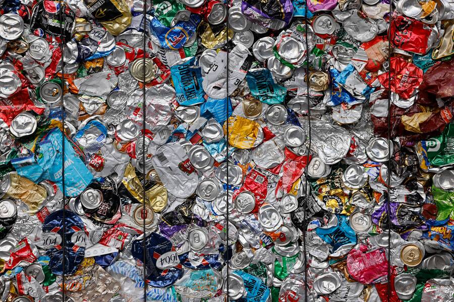 Ein Quader aus gepressten Alu-Dosen steht beim Besuch von NRW-Ministerpräsident Hendrik Wüst im internationalen Aluminiumwalz- und Recyclingunternehmen Speira. Themenbild, Symbolbild Neuss, 10.05.2022 NRW Deutschland *** A cuboid of pressed alumin…