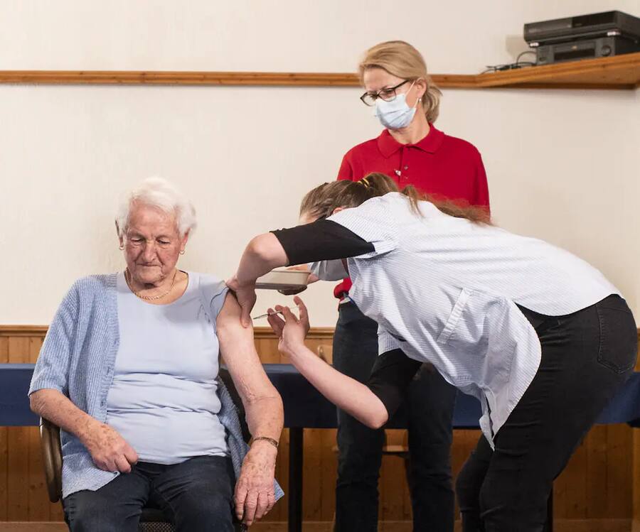 Impfung an einer aelteren Frau