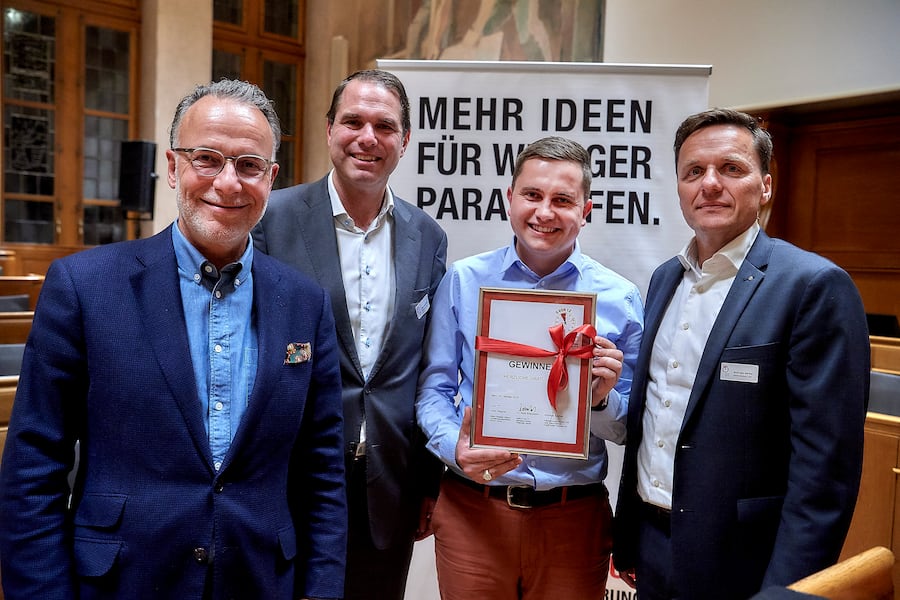 Preisverleihung des 5vor12-Preis fuer Deregulierung von StrategieDialog21 und dem Swiss Venture Club im Rathaus Bern. Jobst Wagner, StrategieDialog21, Beat Brechbuehl, Managing Partner Kellerhals Carrard, Christian Siegenthaler, Preistraeger 5vor12-Preis, Andreas Gerber, Swiss Venture Club. © Adrian Moser / Bilanz