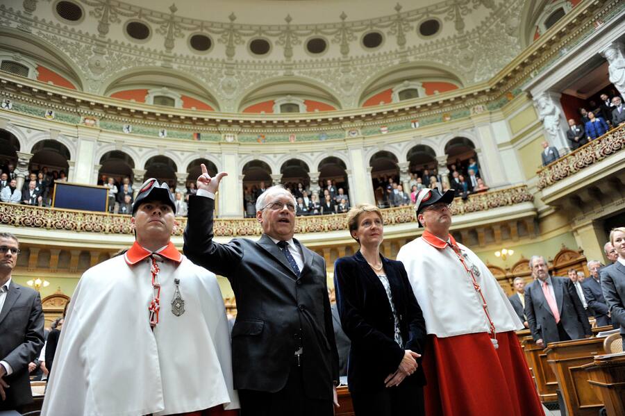 Die neu in den Bundesrat gewaehlten Simonetta Sommaruga und Johann Schneider-Ammann legen das Geluebde, respektive den Eid, auf ihr neues Amt ab, aufgenommen am 22. September 2010 in Bern. (KEYSTONE/Karl-Heinz Hug)