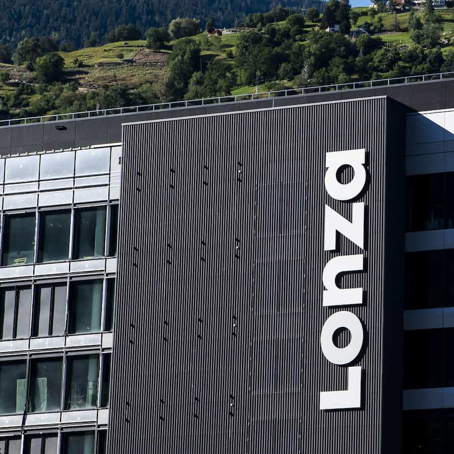 Lo logo de la Lonza en Valais est visible sur l'un des nouveaux batiments du site le jeudi 6 aout 2020 a Viege. Le projet Ibex est materialise par la construction de deux batiments, transformant l'industrie chimique qui s'etait installee dans la plaine du Rhone en industrie de la biotechnologie. (KEYSTONE/Jean-Christophe Bott)
