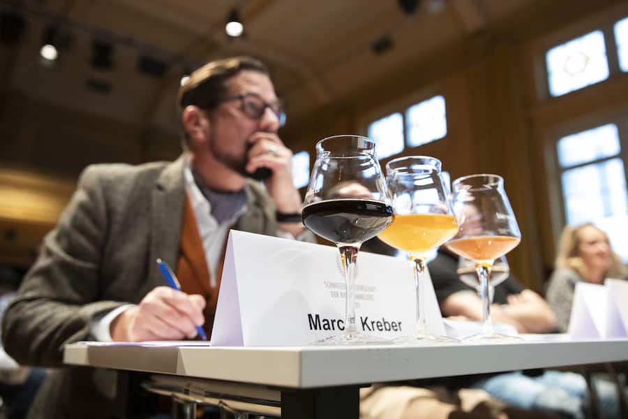 Bierglaeser stehen auf dem Tisch vor Jurymitglied Marc Kreber, bei der Schweizer Meisterschaft der Bier-Sommeliers, am Samstag, 20. November 2021, im Bierhuebeli in Bern. KEYSTONE/Peter Klaunzer)