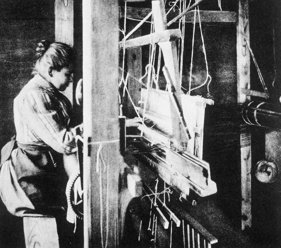 Seidenweberin an ihrem Handwebstuhl im Toggenburg um 1890. (KEYSTONE/Photopress-Archiv/Str)