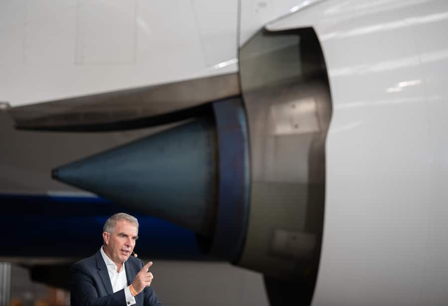 19 November 2021, Hessen, Frankfurt/Main: Carsten Spohr, Chairman of the Executive Board and CEO of Lufthansa AG, arrives at the unveiling of the Boeing 777-9 in a Lufthansa hangar at the airport and gives a speech in front of the aircraft's engine. Photo: Boris Roessler/dpa (KEYSTONE/DPA/Boris Roessler)