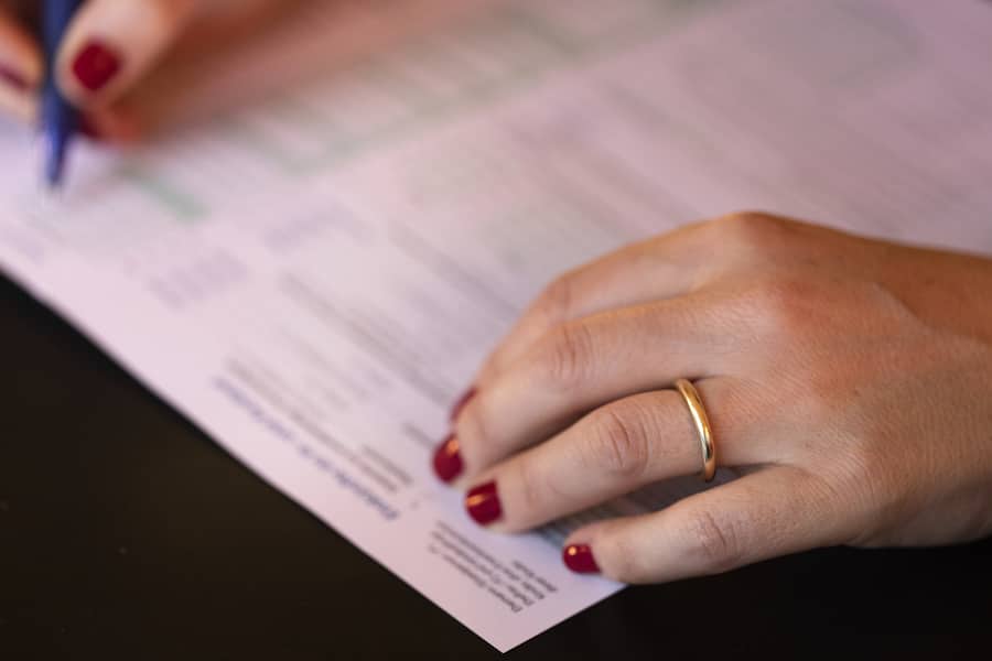 Eine Frau fuellt eine Steuererklaerung aus. (KEYSTONE/Gaetan Bally)