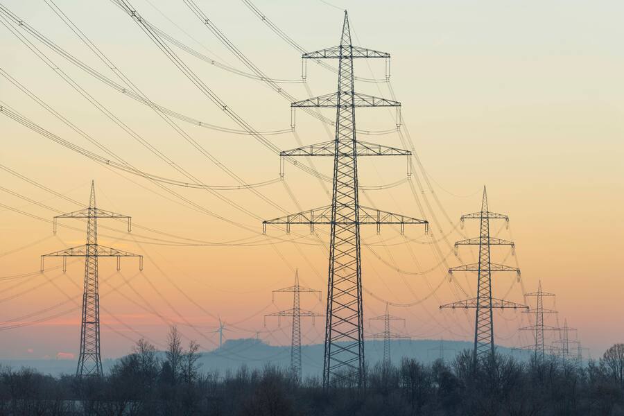 Hochspannungsmasten, Überlandleitungen, Morgendämmerung, Baden-Württemberg, Deutschland, Europa *** High voltage pylons, overhead lines, dawn, Baden Württemberg, Germany, Europe Copyright: imageBROKER/Lilly ibxtke07197157.jpg Bitte beachten Sie die gesetzlichen Bestimmungen des deutschen Urheberrechtes hinsichtlich der Namensnennung des Fotografen im direkten Umfeld der Veröffentlichung!
