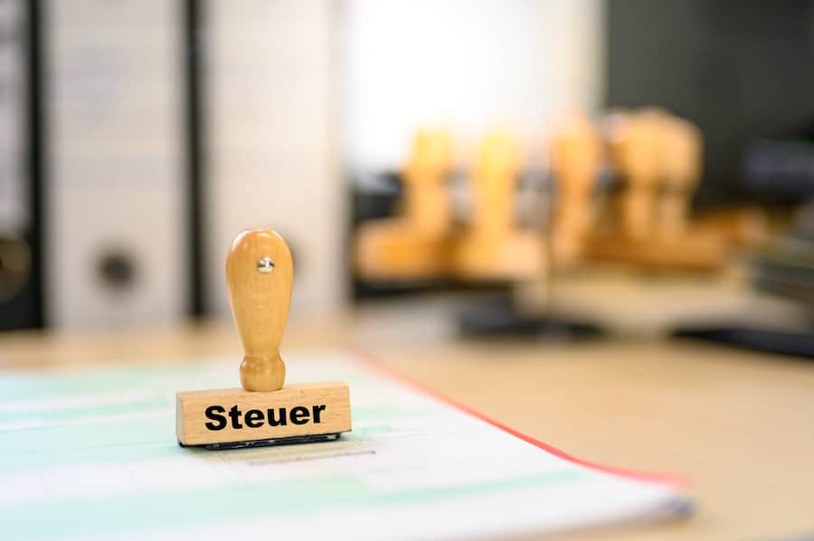 Stock- und Symbolbilder Finanzamt, Steuer, Steuern, Behörde, Einkommen, Lohnsteuer, Steuerbehörde, Finanzbehörde, Einnahmen, Staatshaushalt, Staat, Haushalt, Geld, Finanzmittel, Steuern, Steuererklärung Hamburg Studio Hamburg Deutschland *** Stock and icon images tax office, tax, taxes, authority, income, income tax, tax authority, tax authority, revenue, state budget, state, budget, money, funds, taxes, tax return Hamburg Studio Hamburg Germany Copyright: xLobeca/FelixxSchlikisx