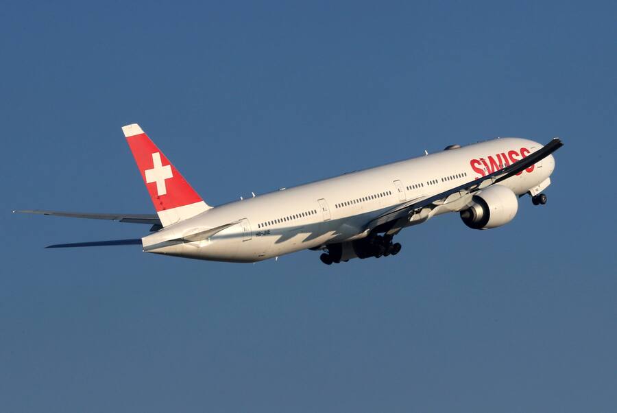 Eine Boeing 777-3DEER der Schweizer Fluggesellschaft SWISS mit der Kennung HB-JNE startet vom Flughafen Zürich-Kloten in Richtung Singapore. Flugbetrieb am Flughafen Zürich-Kloten ZRH Schweiz. Zürich Zürich Schweiz *** A Boeing 777 3DEER of the Swiss airline SWISS with the registration HB JNE takes off from the airport Zurich Kloten in the direction of Singapore Flight operations at the airport Zurich Kloten ZRH Switzerland Zurich Zurich Switzerland